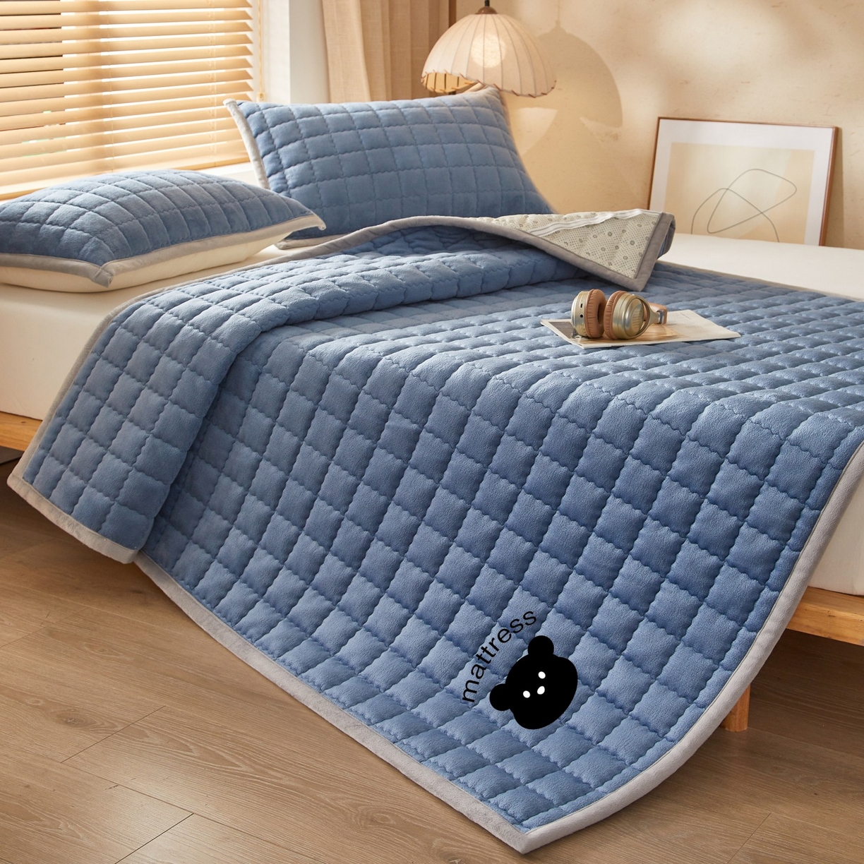 91家纺网 家纺一手货源 找家纺 芊梵床垫 2025新款牛奶绒褥子系列-烫画版 烫画-宾利蓝