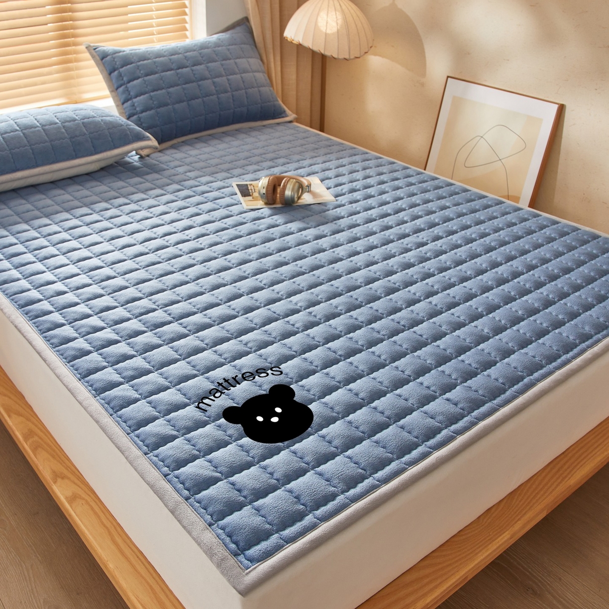 91家纺网 家纺一手货源 找家纺 芊梵床垫 2025新款牛奶绒褥子系列-烫画版 烫画-宾利蓝