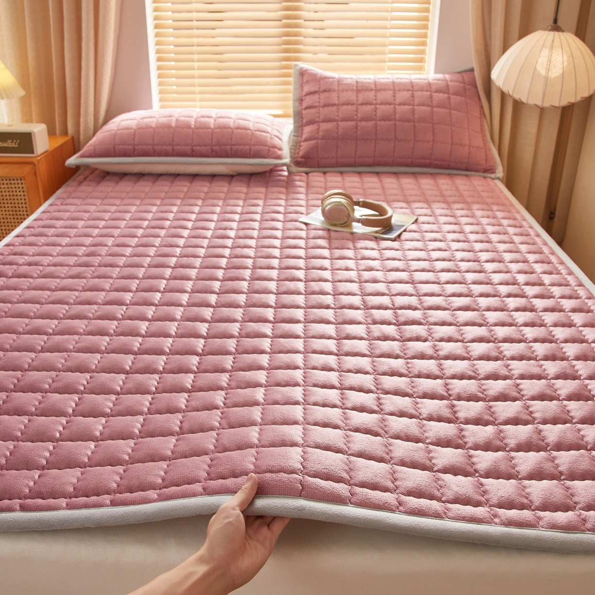 91家纺网 家纺一手货源 找家纺 芊梵床垫 2025新款牛奶绒褥子系列-烫画版 烫画-豆沙粉