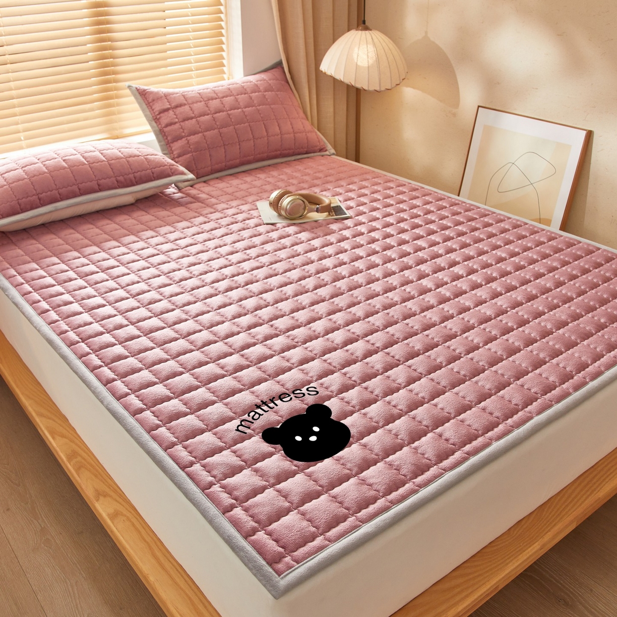 91家纺网 家纺一手货源 找家纺 芊梵床垫 2025新款牛奶绒褥子系列-烫画版 烫画-豆沙粉