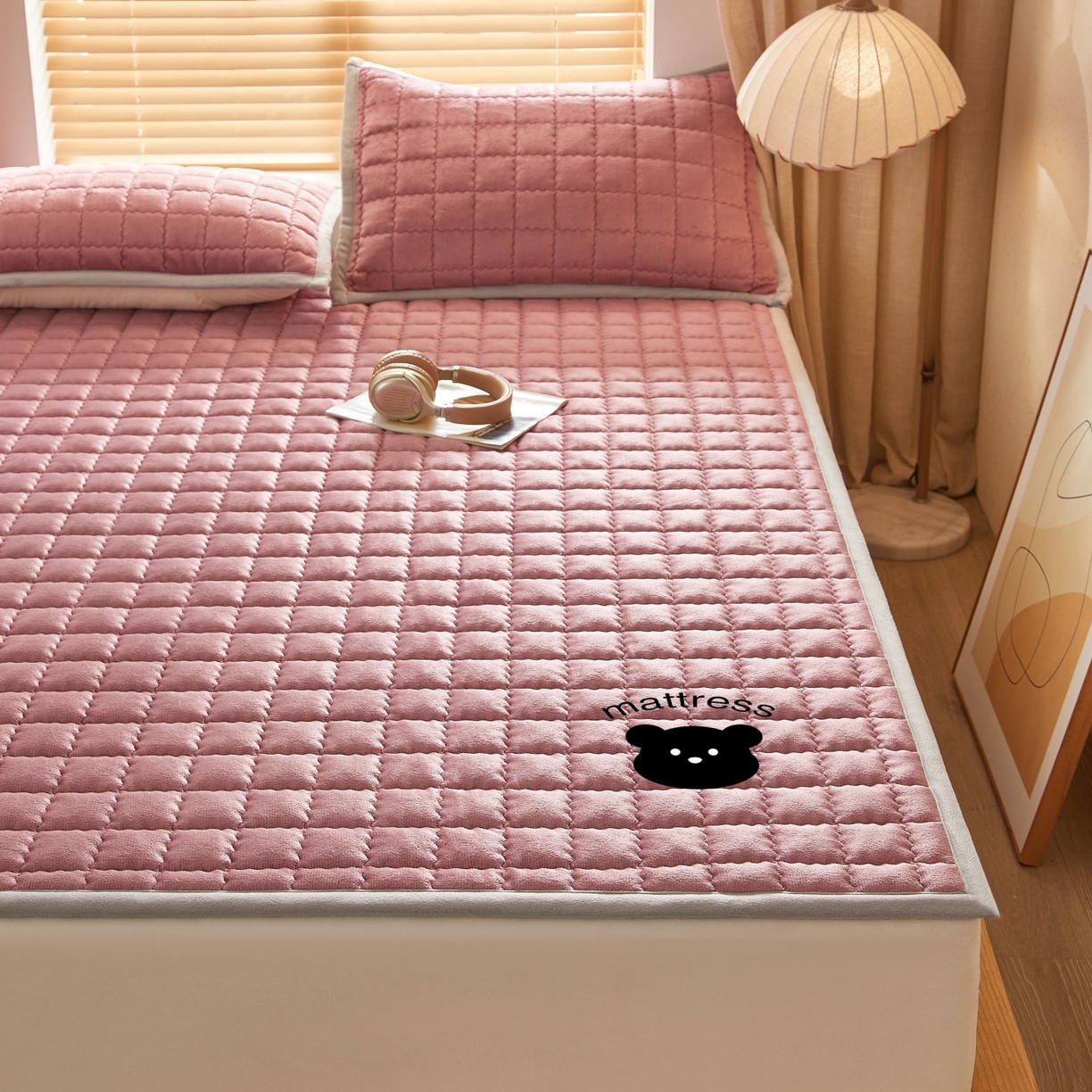 91家纺网 家纺一手货源 找家纺 芊梵床垫 2025新款牛奶绒褥子系列-烫画版 烫画-豆沙粉