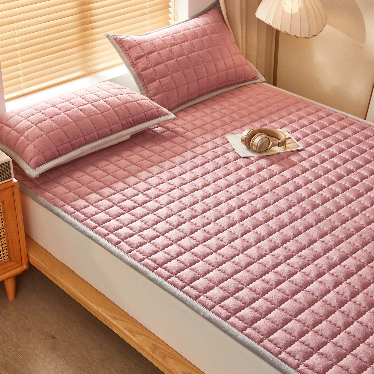 91家纺网 家纺一手货源 找家纺 芊梵床垫 2025新款牛奶绒褥子系列-烫画版 烫画-豆沙粉