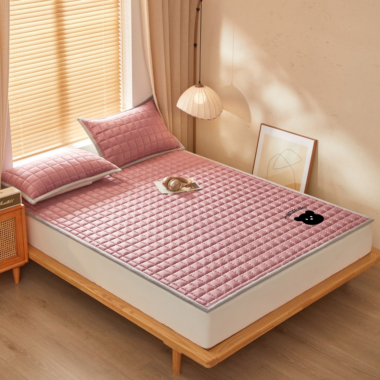 91家纺网 家纺一手货源 找家纺 芊梵床垫 2025新款牛奶绒褥子系列-烫画版 烫画-豆沙粉