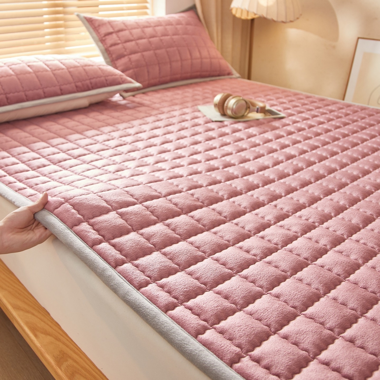 91家纺网 家纺一手货源 找家纺 芊梵床垫 2025新款牛奶绒褥子系列-烫画版 烫画-豆沙粉