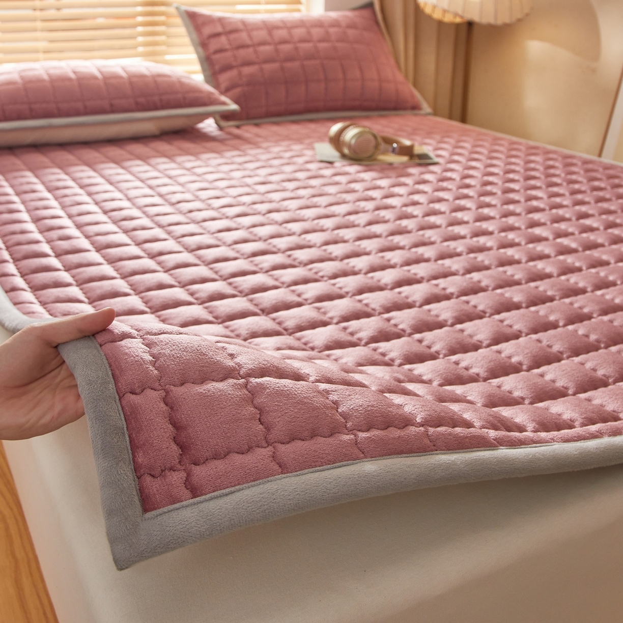 91家纺网 家纺一手货源 找家纺 芊梵床垫 2025新款牛奶绒褥子系列-烫画版 烫画-豆沙粉