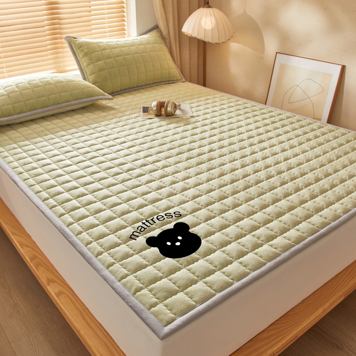 91家纺网 家纺一手货源 找家纺 芊梵床垫 2025新款牛奶绒褥子系列-烫画版 烫画-抹茶绿