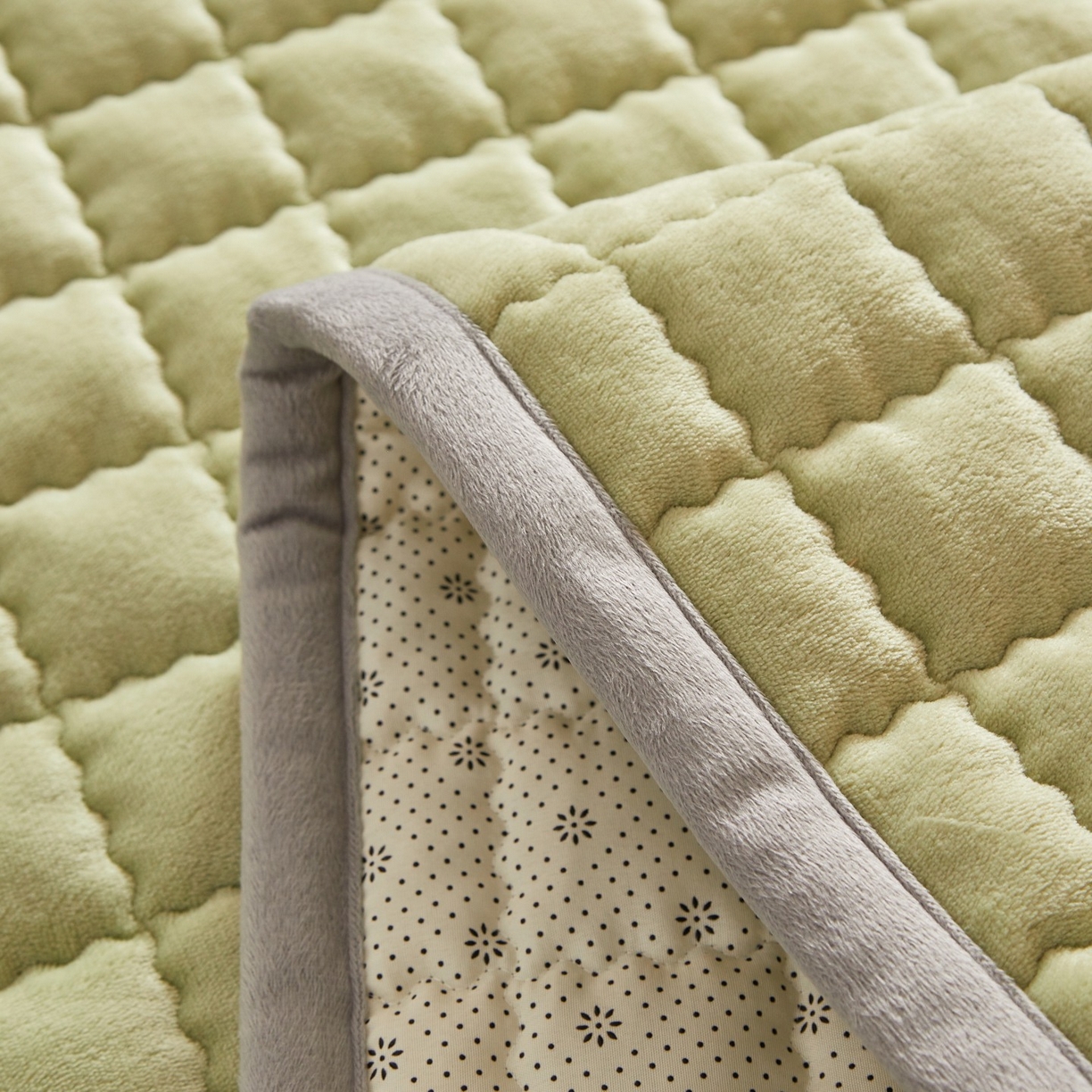 91家纺网 家纺一手货源 找家纺 芊梵床垫 2025新款牛奶绒褥子系列-烫画版 烫画-抹茶绿