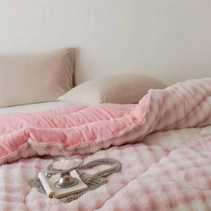 91家纺网 家纺一手货源 找家纺 申龙家纺 2025新款ab版兔绒牛奶绒冬被 渐变粉