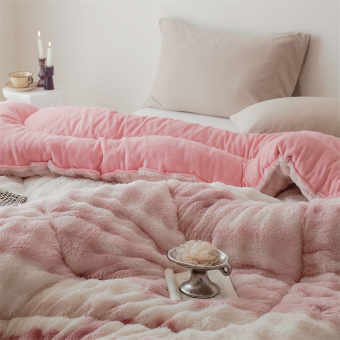 91家纺网 家纺一手货源 找家纺 申龙家纺 2025新款ab版兔绒牛奶绒冬被 渐变粉