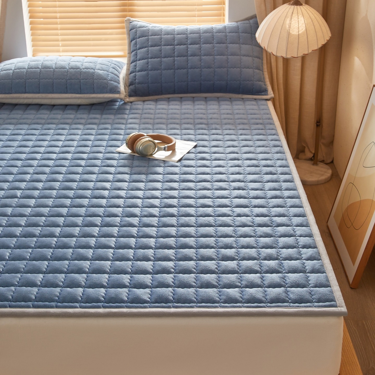 91家纺网 家纺一手货源 找家纺 芊梵床垫 2025新款牛奶绒褥子系列-无烫画版 宾利蓝