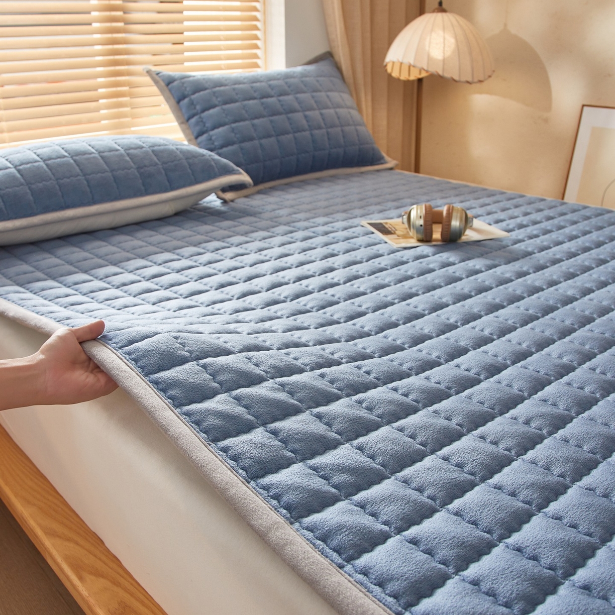 91家纺网 家纺一手货源 找家纺 芊梵床垫 2025新款牛奶绒褥子系列-无烫画版 宾利蓝