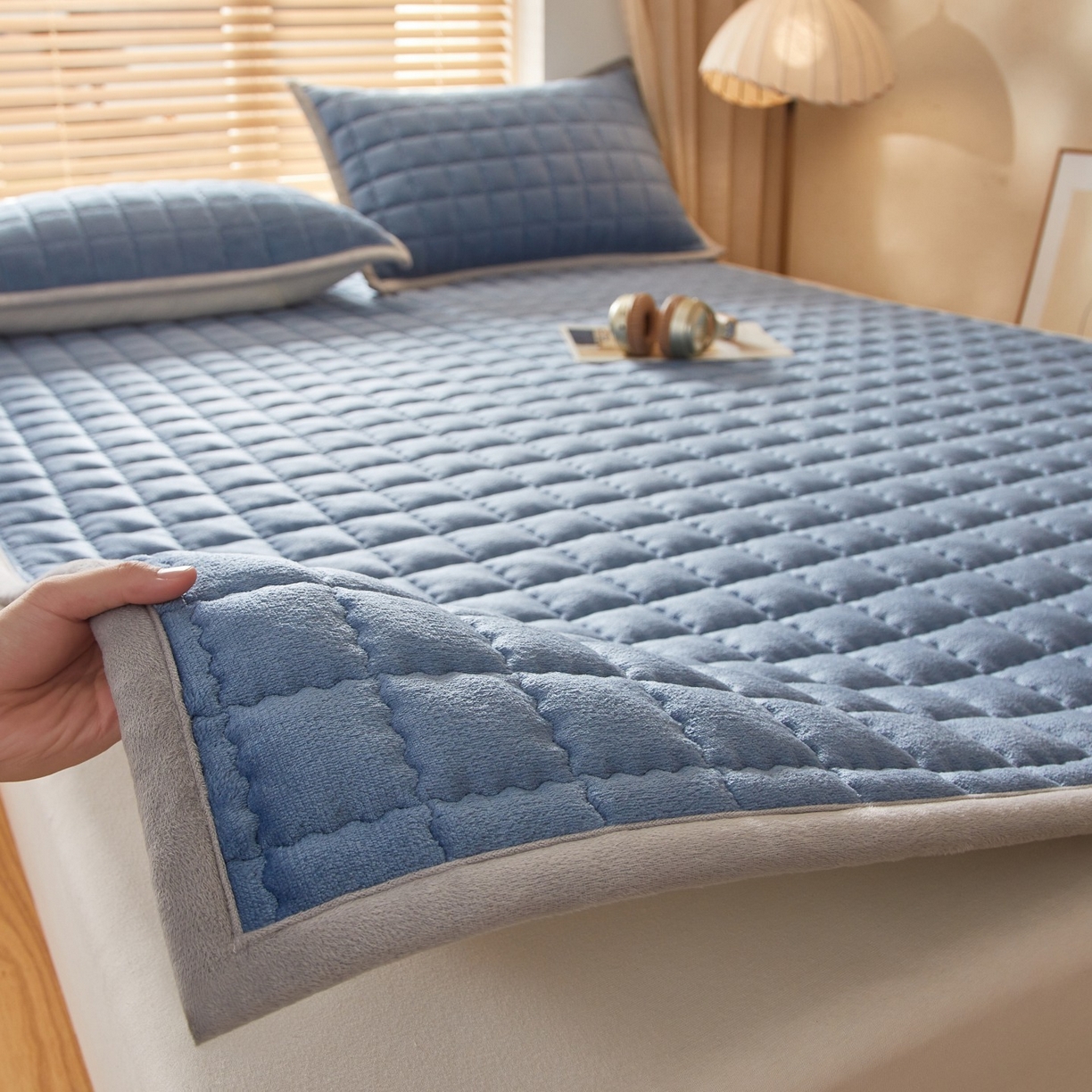91家纺网 家纺一手货源 找家纺 芊梵床垫 2025新款牛奶绒褥子系列-无烫画版 宾利蓝