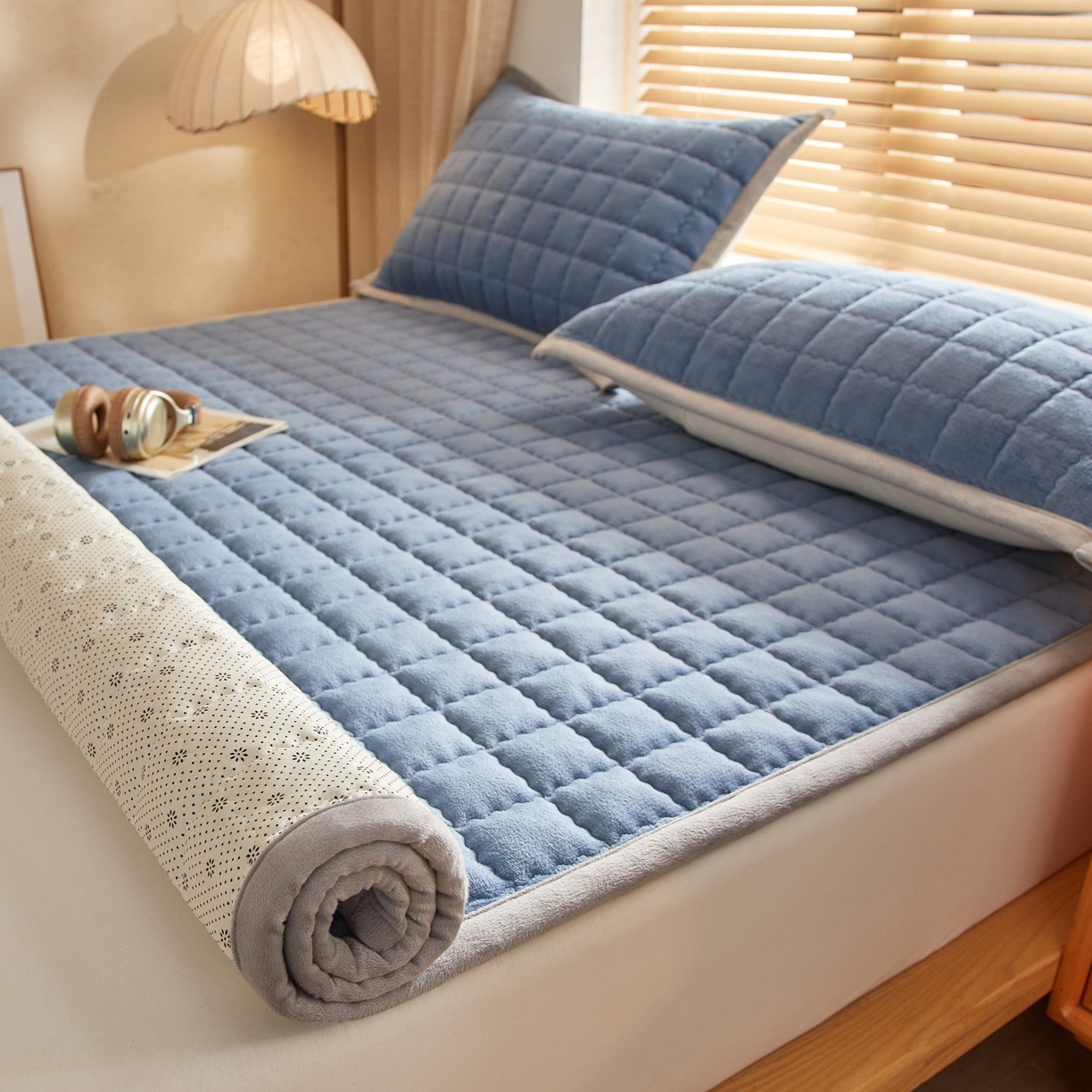 91家纺网 家纺一手货源 找家纺 芊梵床垫 2025新款牛奶绒褥子系列-无烫画版 宾利蓝