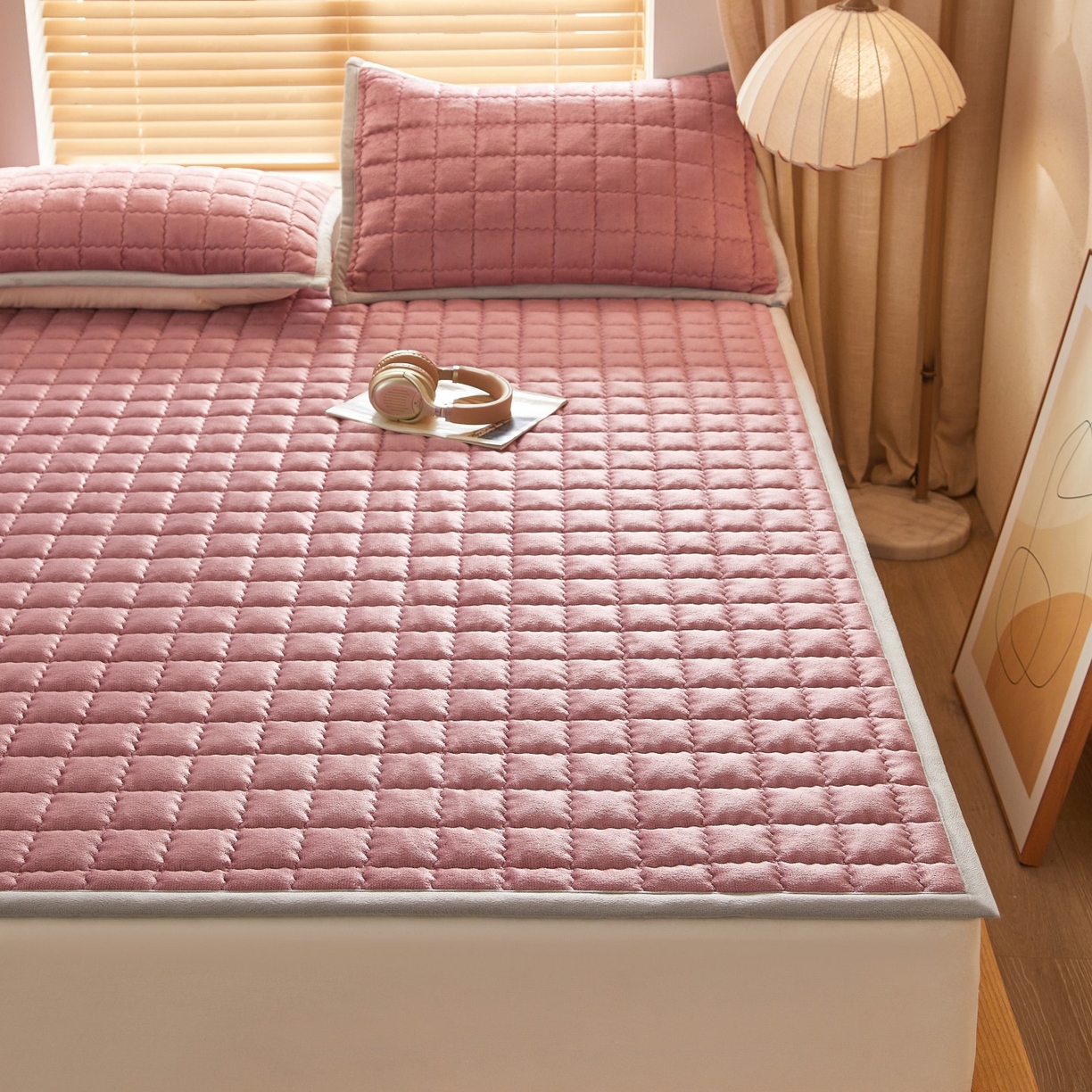 91家纺网 家纺一手货源 找家纺 芊梵床垫 2025新款牛奶绒褥子系列-无烫画版 豆沙粉