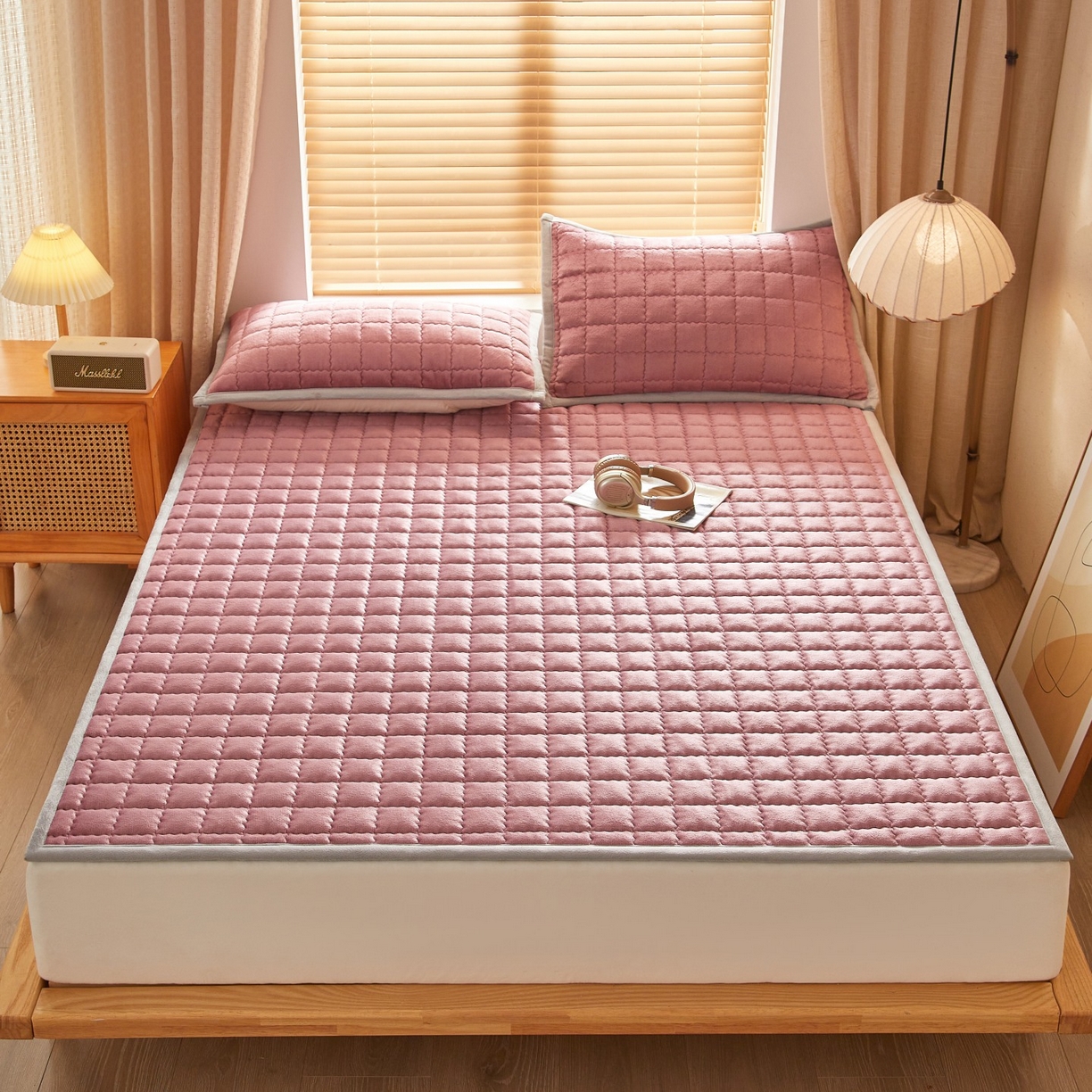 91家纺网 家纺一手货源 找家纺 芊梵床垫 2025新款牛奶绒褥子系列-无烫画版 豆沙粉