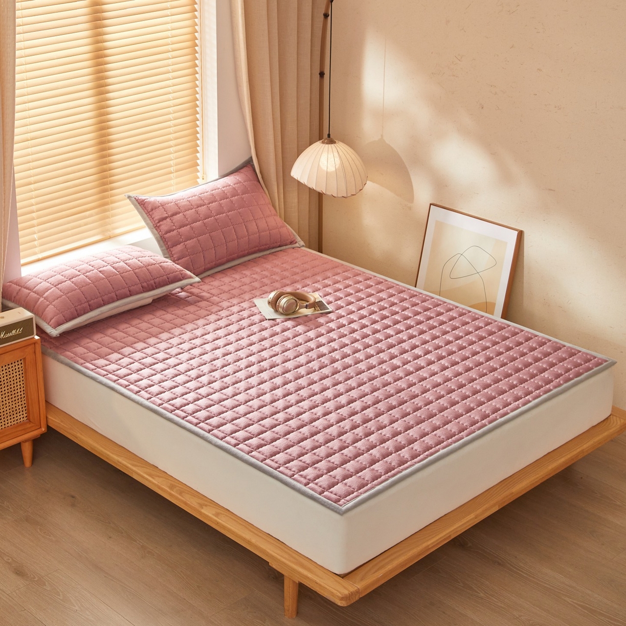 91家纺网 家纺一手货源 找家纺 芊梵床垫 2025新款牛奶绒褥子系列-无烫画版 豆沙粉