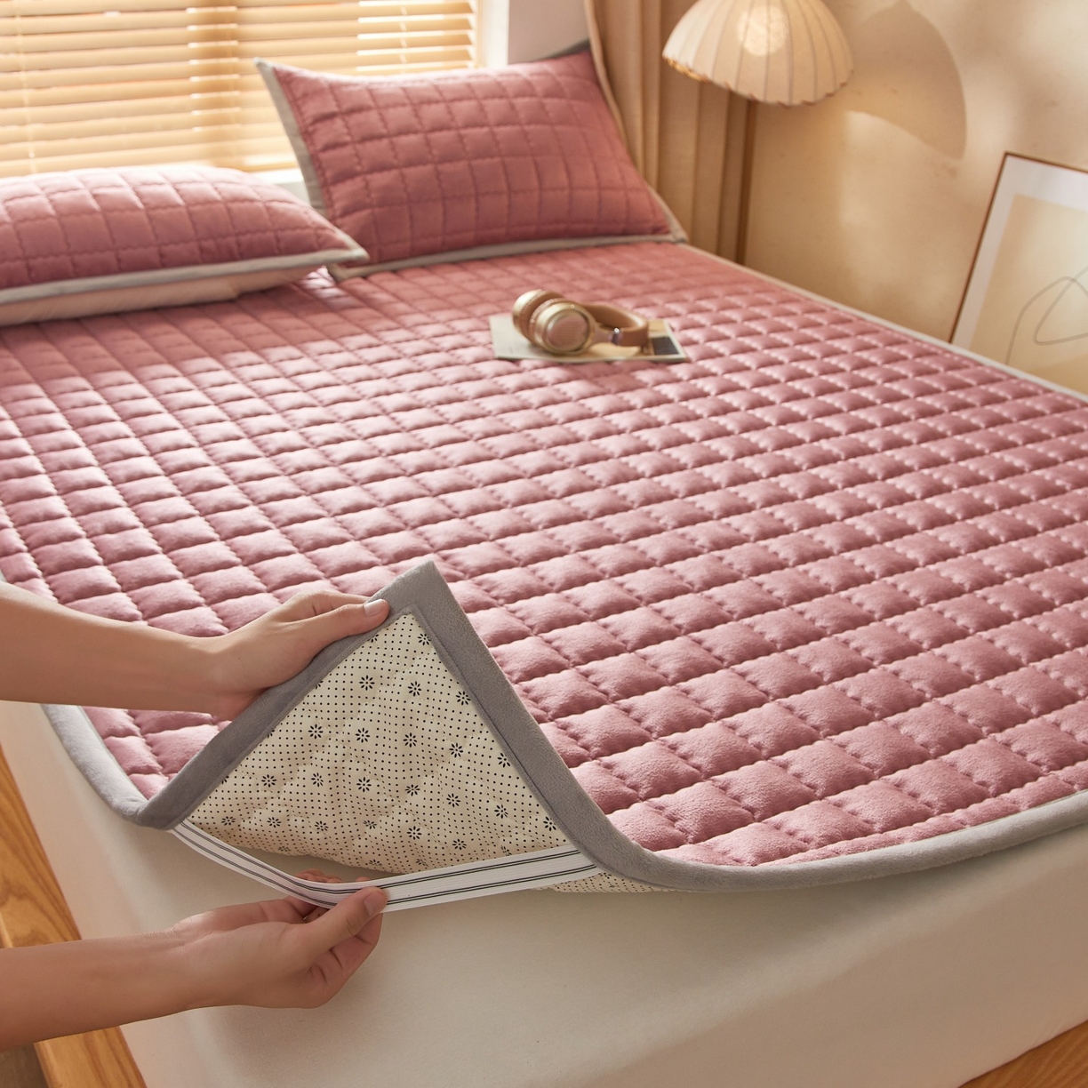91家纺网 家纺一手货源 找家纺 芊梵床垫 2025新款牛奶绒褥子系列-无烫画版 豆沙粉