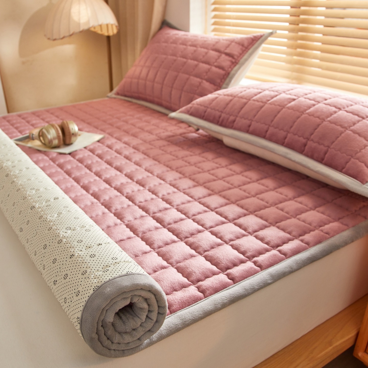 91家纺网 家纺一手货源 找家纺 芊梵床垫 2025新款牛奶绒褥子系列-无烫画版 豆沙粉