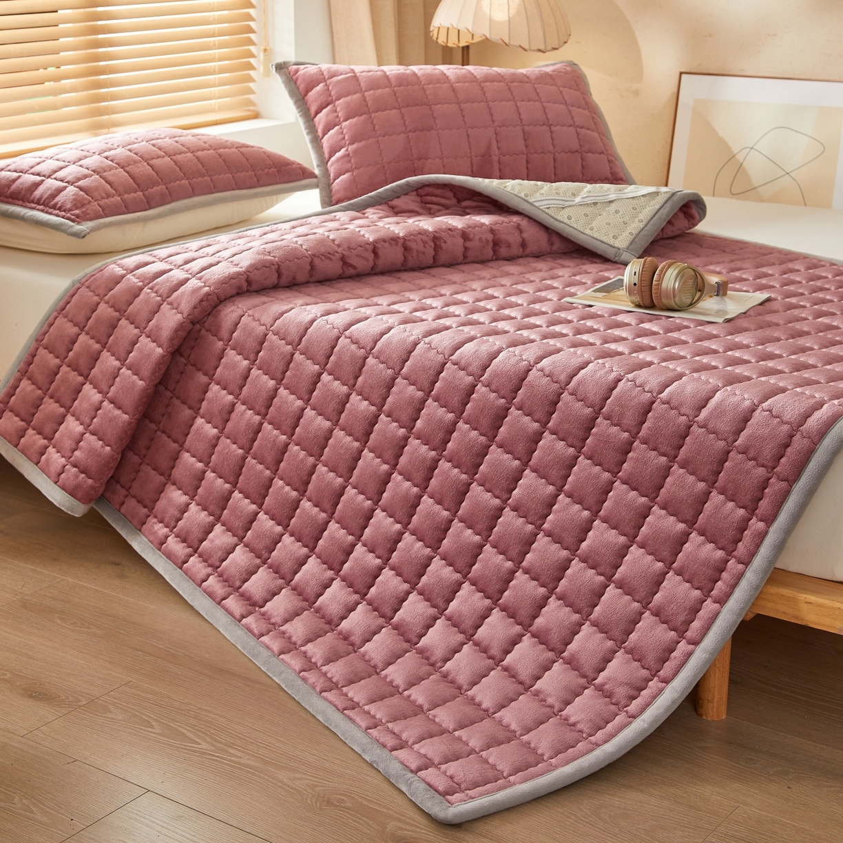 91家纺网 家纺一手货源 找家纺 芊梵床垫 2025新款牛奶绒褥子系列-无烫画版 豆沙粉