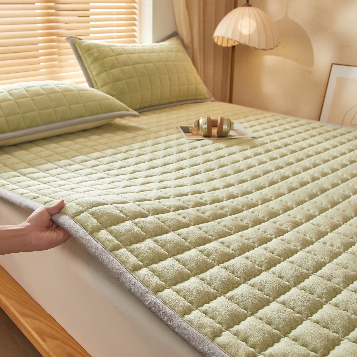 91家纺网 家纺一手货源 找家纺 芊梵床垫 2025新款牛奶绒褥子系列-无烫画版 抹茶绿