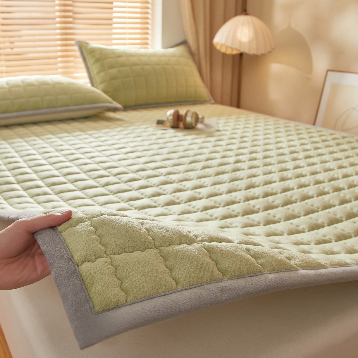 91家纺网 家纺一手货源 找家纺 芊梵床垫 2025新款牛奶绒褥子系列-无烫画版 抹茶绿