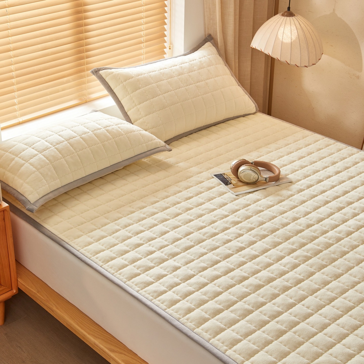 91家纺网 家纺一手货源 找家纺 芊梵床垫 2025新款牛奶绒褥子系列-无烫画版 奶油白