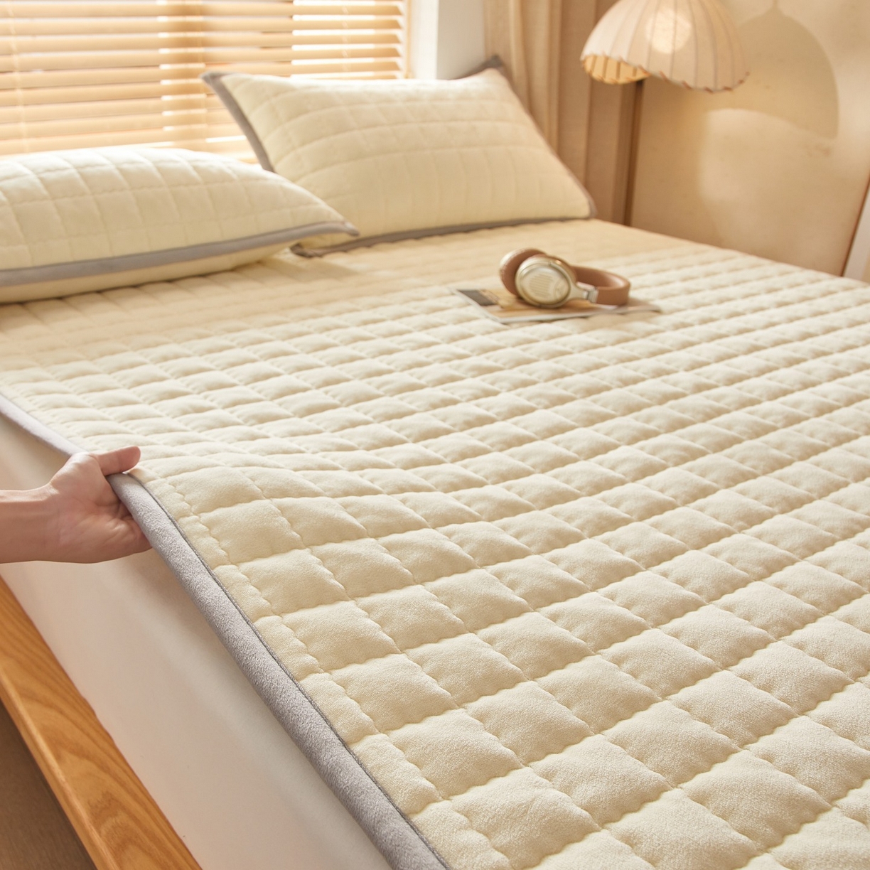 91家纺网 家纺一手货源 找家纺 芊梵床垫 2025新款牛奶绒褥子系列-无烫画版 奶油白