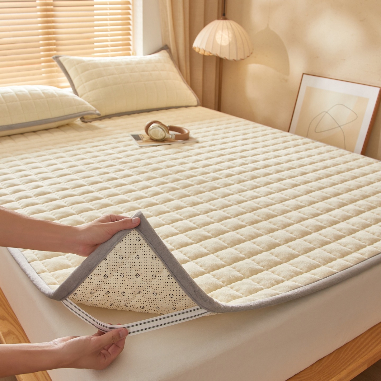 91家纺网 家纺一手货源 找家纺 芊梵床垫 2025新款牛奶绒褥子系列-无烫画版 奶油白