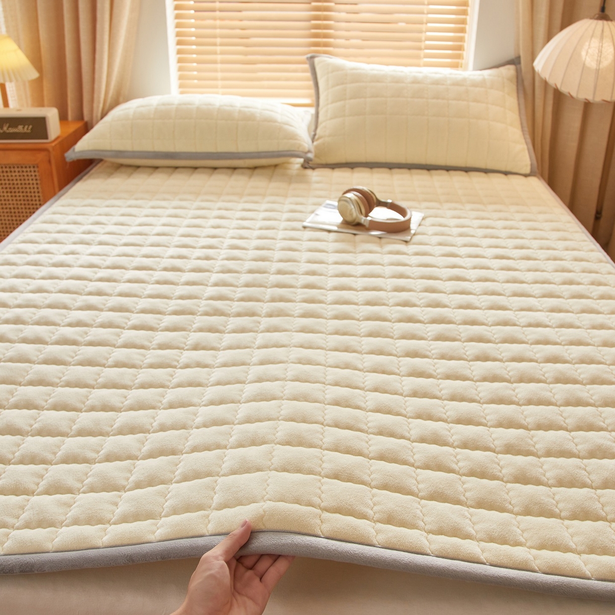 91家纺网 家纺一手货源 找家纺 芊梵床垫 2025新款牛奶绒褥子系列-无烫画版 奶油白