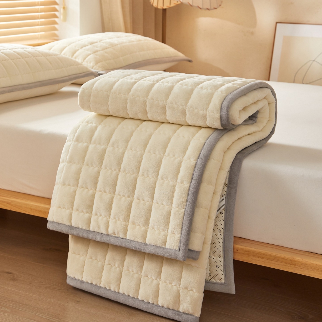 91家纺网 家纺一手货源 找家纺 芊梵床垫 2025新款牛奶绒褥子系列-无烫画版 奶油白