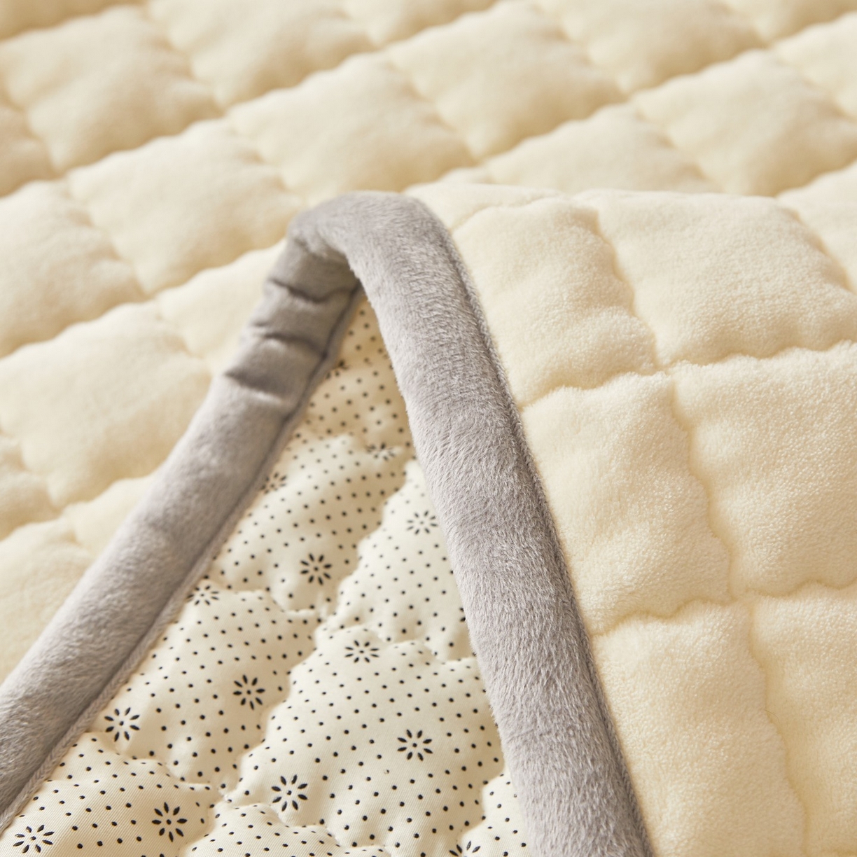 91家纺网 家纺一手货源 找家纺 芊梵床垫 2025新款牛奶绒褥子系列-无烫画版 奶油白