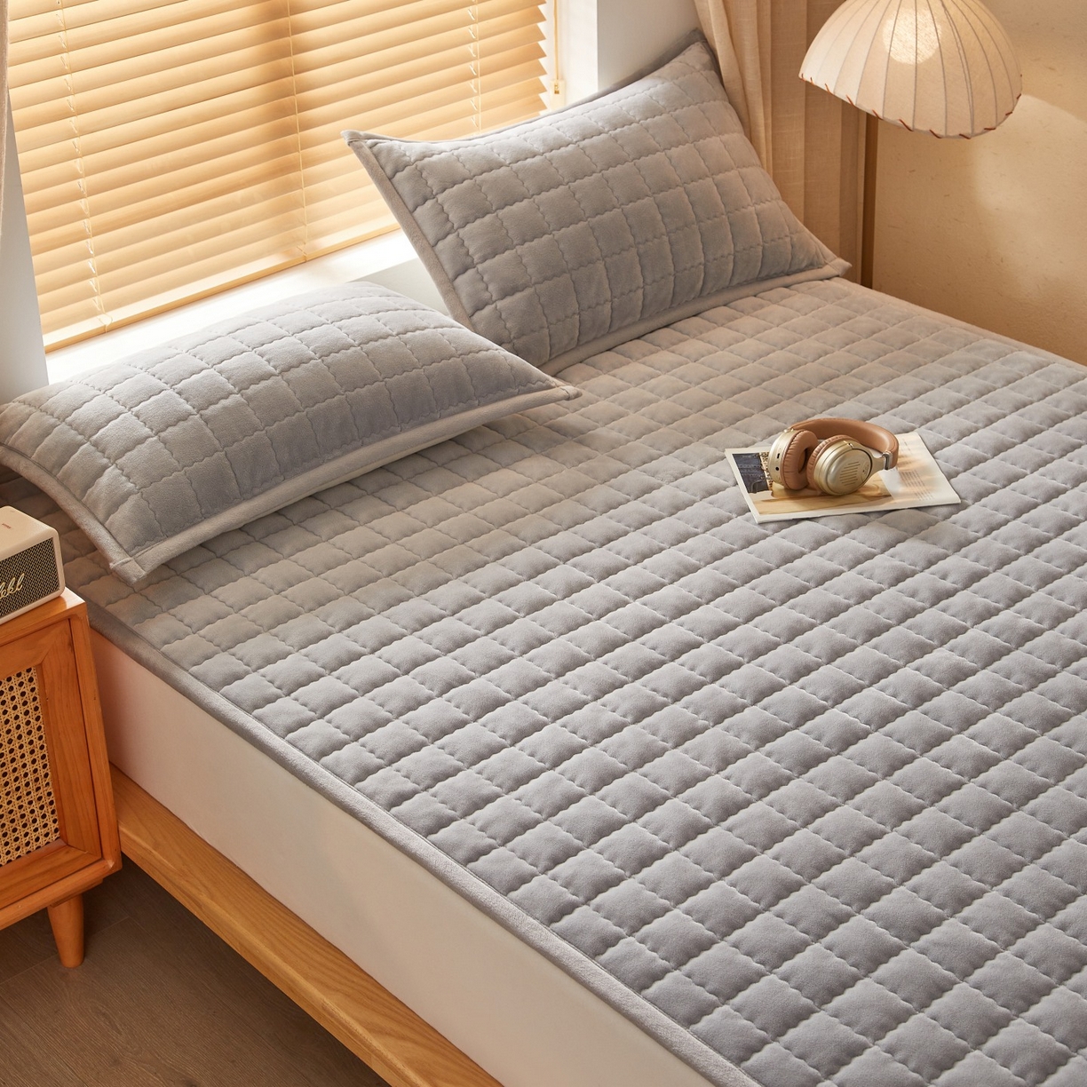 91家纺网 家纺一手货源 找家纺 芊梵床垫 2025新款牛奶绒褥子系列-无烫画版 时尚灰