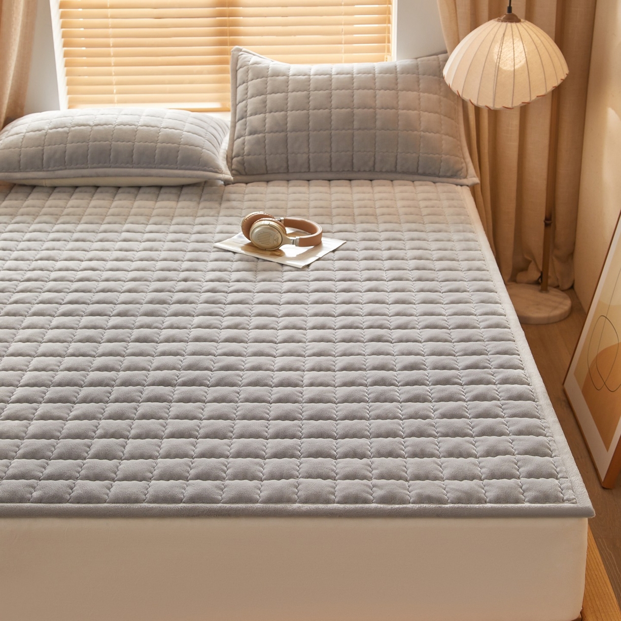 91家纺网 家纺一手货源 找家纺 芊梵床垫 2025新款牛奶绒褥子系列-无烫画版 时尚灰