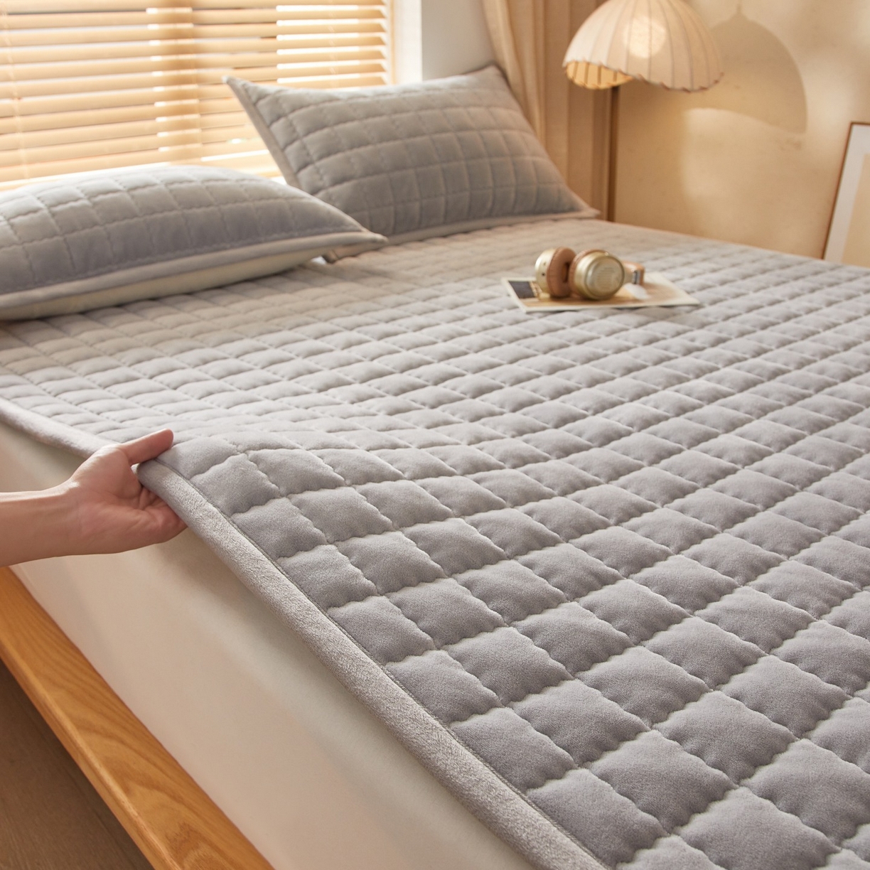 91家纺网 家纺一手货源 找家纺 芊梵床垫 2025新款牛奶绒褥子系列-无烫画版 时尚灰