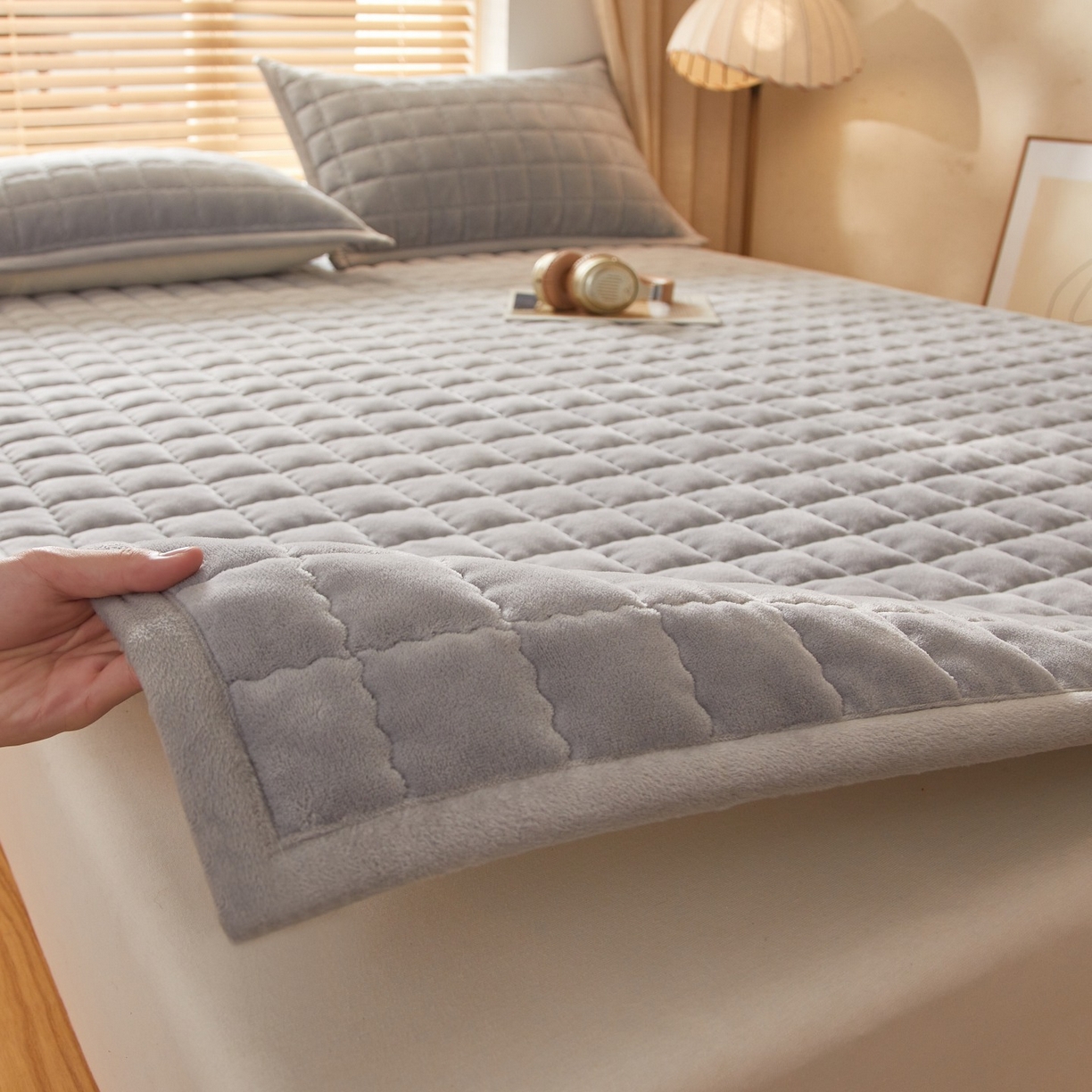 91家纺网 家纺一手货源 找家纺 芊梵床垫 2025新款牛奶绒褥子系列-无烫画版 时尚灰