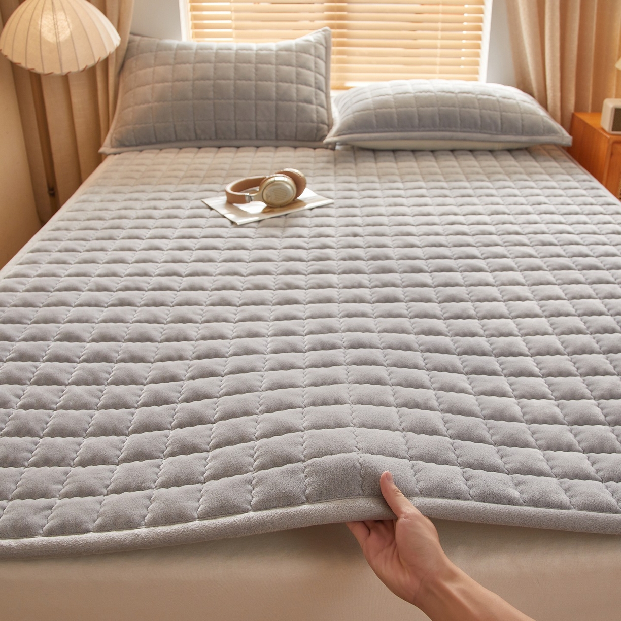 91家纺网 家纺一手货源 找家纺 芊梵床垫 2025新款牛奶绒褥子系列-无烫画版 时尚灰