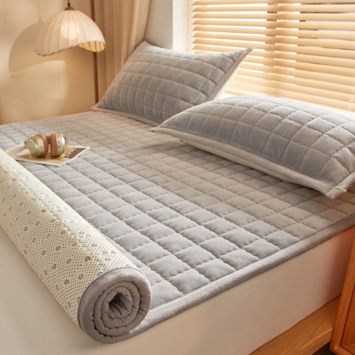 91家纺网 家纺一手货源 找家纺 芊梵床垫 2025新款牛奶绒褥子系列-无烫画版 时尚灰