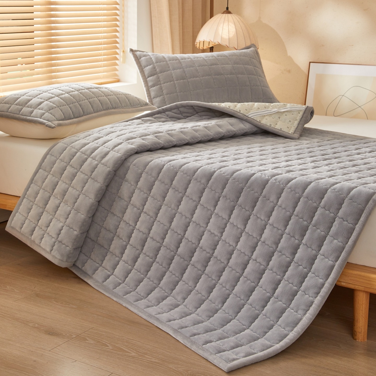 91家纺网 家纺一手货源 找家纺 芊梵床垫 2025新款牛奶绒褥子系列-无烫画版 时尚灰