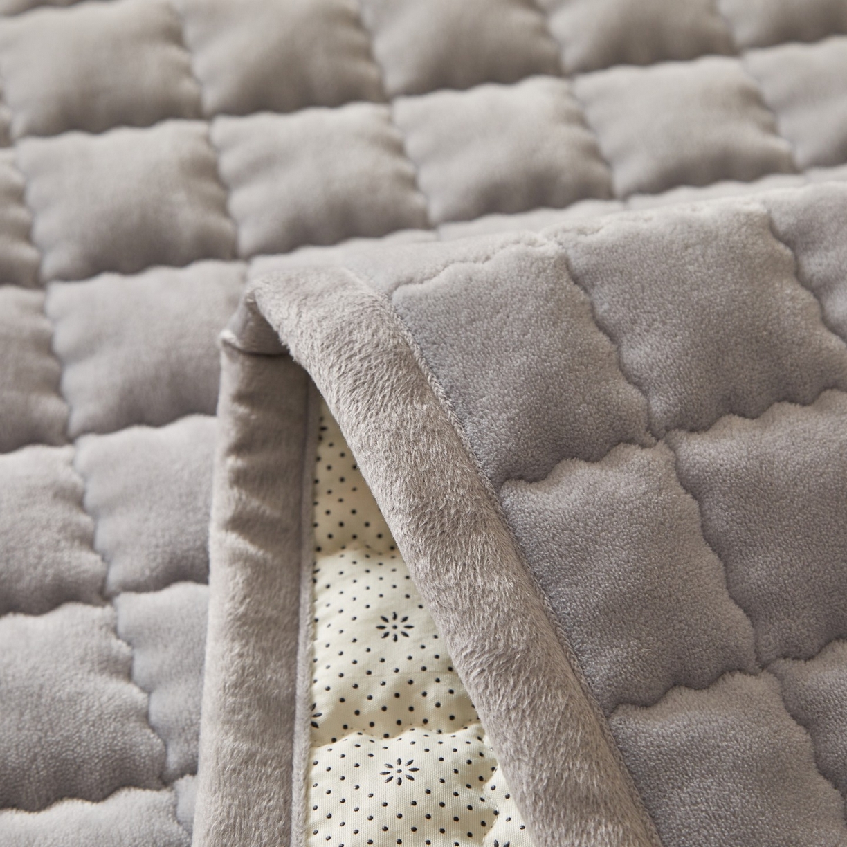 91家纺网 家纺一手货源 找家纺 芊梵床垫 2025新款牛奶绒褥子系列-无烫画版 时尚灰