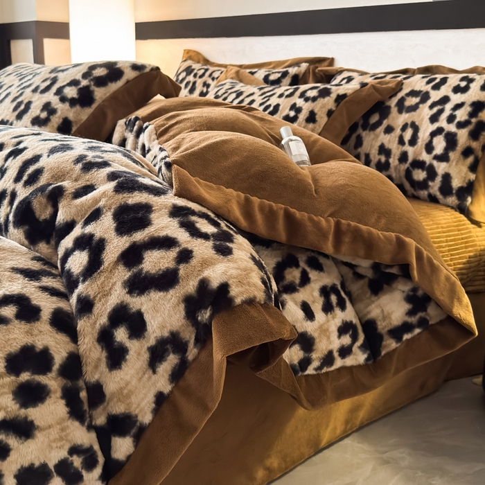 91家纺网 家纺一手货源 找家纺 九花鹿 2024新款A类宽边工艺款丹麦兔毛绒牛奶绒四件套 宽边丹麦兔绒-豹纹（卡其）