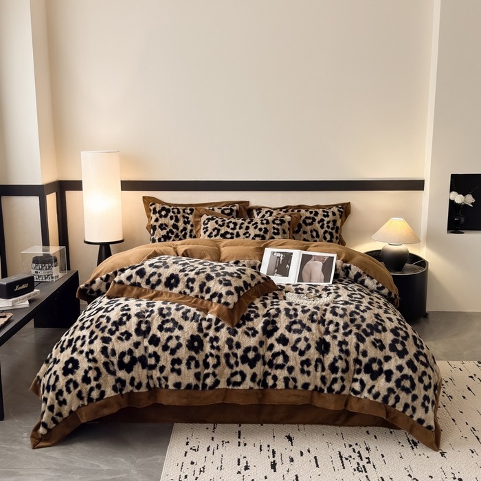 91家纺网 家纺一手货源 找家纺 九花鹿 2024新款A类宽边工艺款丹麦兔毛绒牛奶绒四件套 宽边丹麦兔绒-豹纹（卡其）