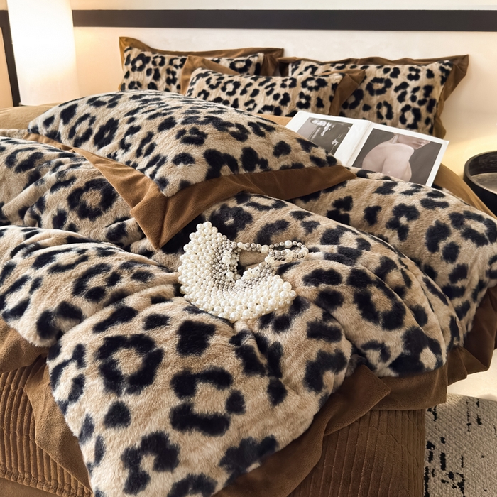 91家纺网 家纺一手货源 找家纺 九花鹿 2024新款A类宽边工艺款丹麦兔毛绒牛奶绒四件套 宽边丹麦兔绒-豹纹（卡其）