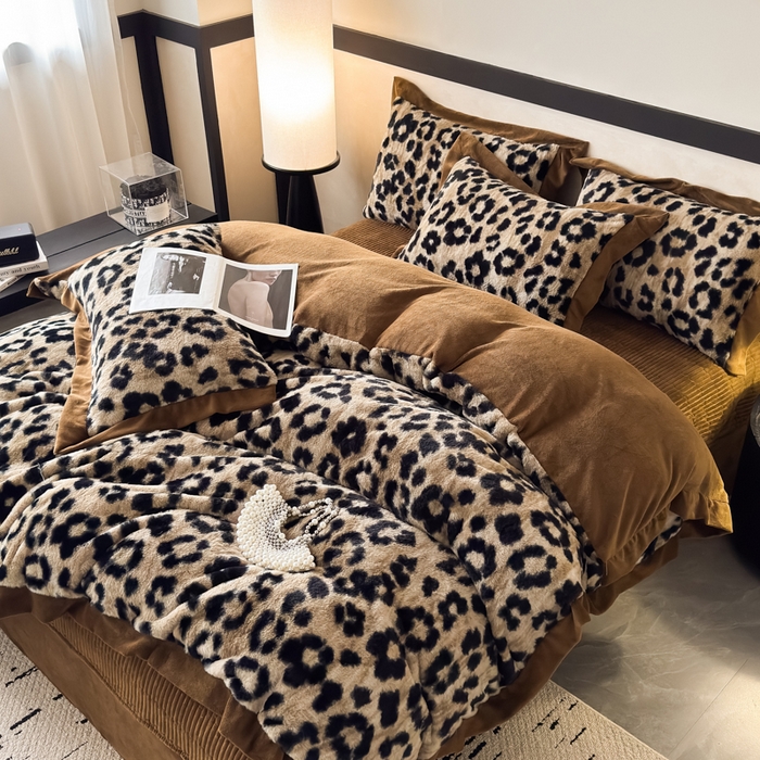 91家纺网 家纺一手货源 找家纺 九花鹿 2024新款A类宽边工艺款丹麦兔毛绒牛奶绒四件套 宽边丹麦兔绒-豹纹（卡其）