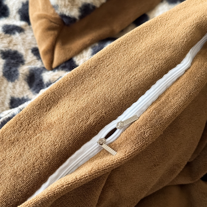 91家纺网 家纺一手货源 找家纺 九花鹿 2024新款A类宽边工艺款丹麦兔毛绒牛奶绒四件套 宽边丹麦兔绒-豹纹（卡其）