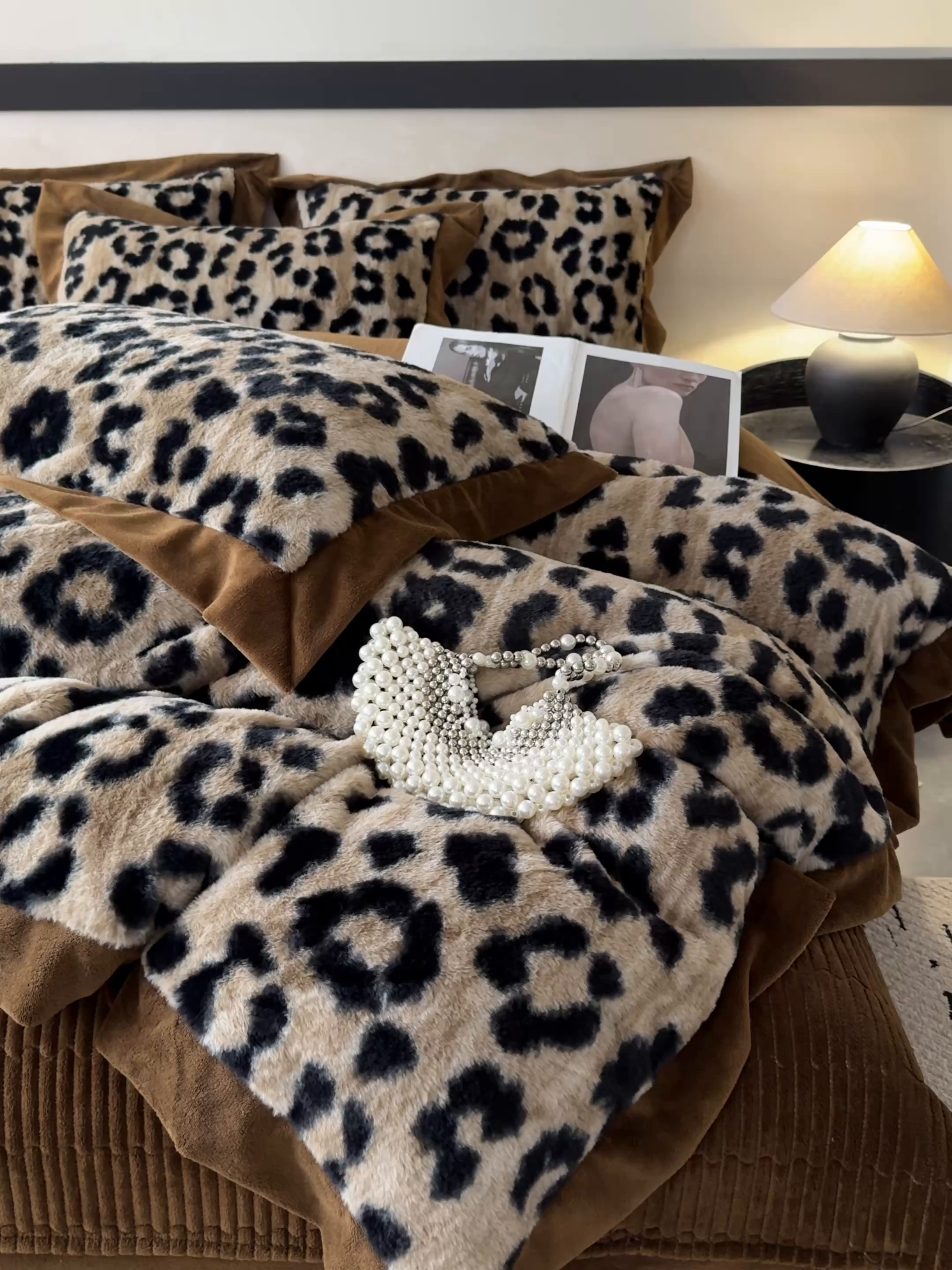 91家纺网 家纺一手货源 找家纺 九花鹿 2024新款A类宽边工艺款丹麦兔毛绒牛奶绒四件套 宽边丹麦兔绒-豹纹（卡其）