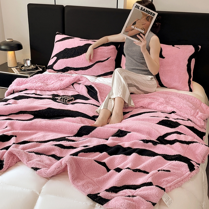 91家纺网 家纺一手货源 找家纺 楼兰公主毛毯专供 2025爆款阳离子赫本双层单层羊羔绒跨境绒毯 赫本-黛粉