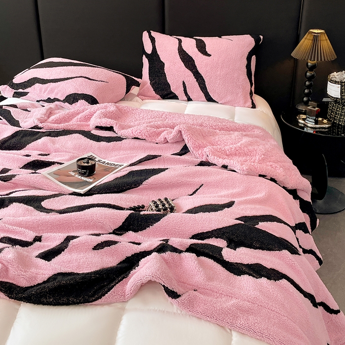 91家纺网 家纺一手货源 找家纺 楼兰公主毛毯专供 2025爆款阳离子赫本双层单层羊羔绒跨境绒毯 赫本-黛粉