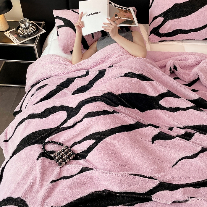 91家纺网 家纺一手货源 找家纺 楼兰公主毛毯专供 2025爆款阳离子赫本双层单层羊羔绒跨境绒毯 赫本-豆沙