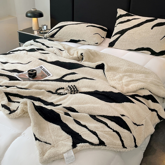 91家纺网 家纺一手货源 找家纺 楼兰公主毛毯专供 2025爆款阳离子赫本双层单层羊羔绒跨境绒毯 赫本-奶白