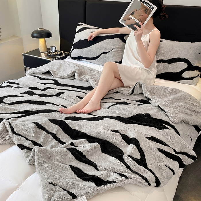 91家纺网 家纺一手货源 找家纺 楼兰公主毛毯专供 2025爆款阳离子赫本双层单层羊羔绒跨境绒毯 赫本-浅灰